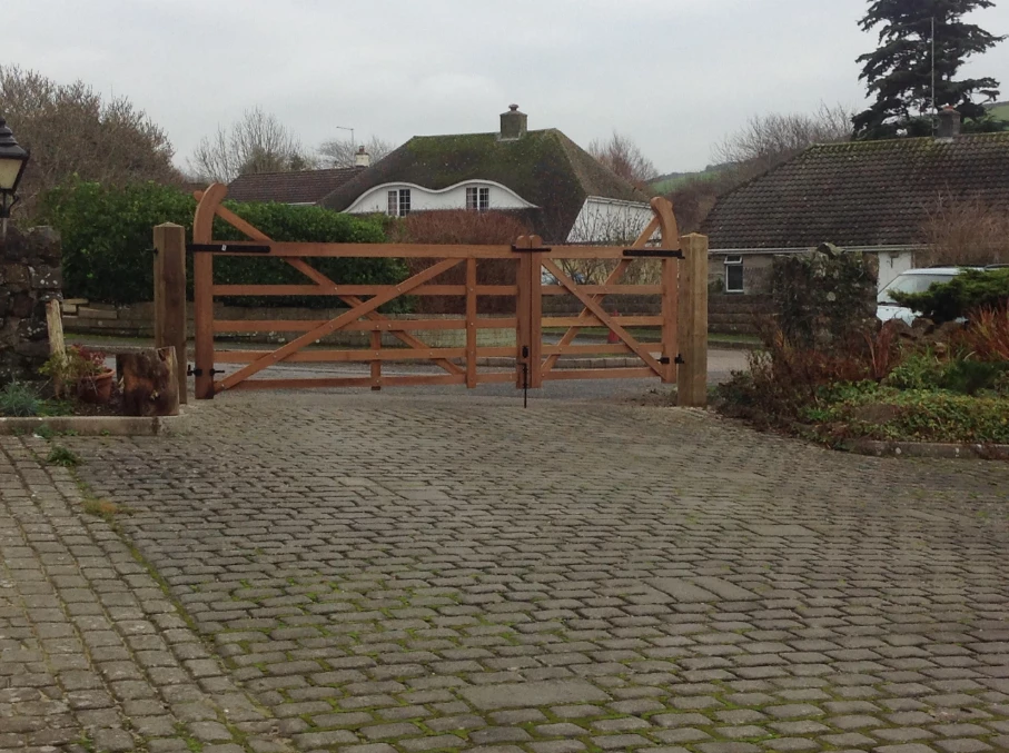 Ruby UK Hardwood Iroko Exbourne Curved Heel Gate 7 Ruby UK Hardwood Iroko Exbourne Curved Heel Gate